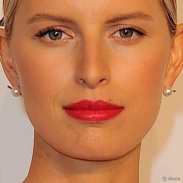 A modelo Karolina Kurkova optou por um batom vermelho suave que combinava com a estampa de seu vestido para o evento realizado em Nova York 